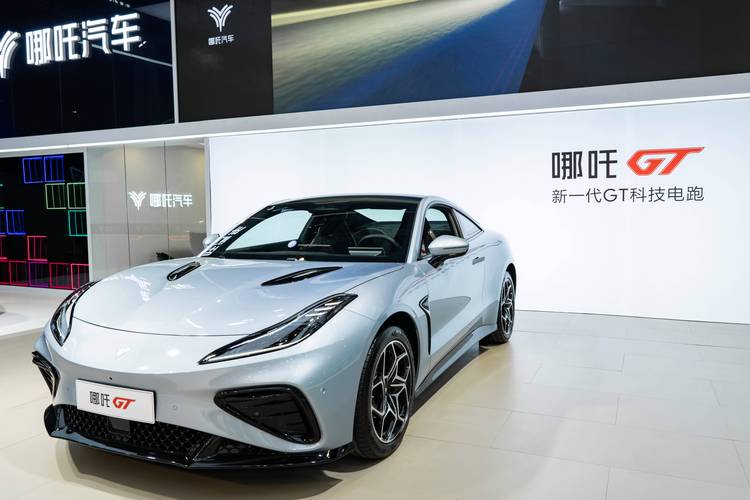 广州235哪吒汽车在智能汽车领域的表现，领途汽车在新能源汽车市场中的影响力